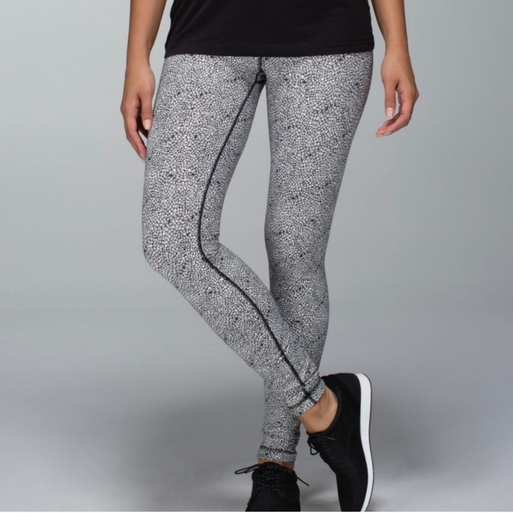 Lululemon b/w flowered wunder unders